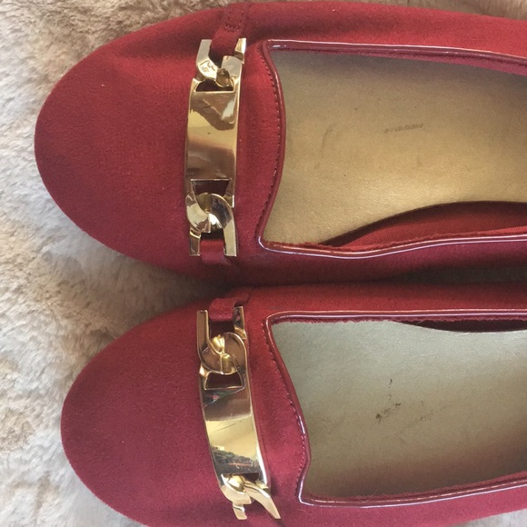 Womens American eagle red flats with gold buckle size 8.5 - Picture 4 of 4